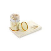 Decoratieve gebed cilinder met gouden accenten op crèmekleurige doek in cadeauset gebed